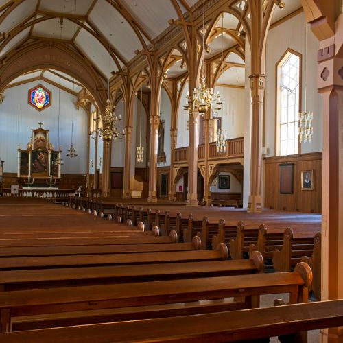 Platz für 1200 Personen | Vågan kirke | Lofotkatedralen | größte Holzkirche nördlich von Trondheim