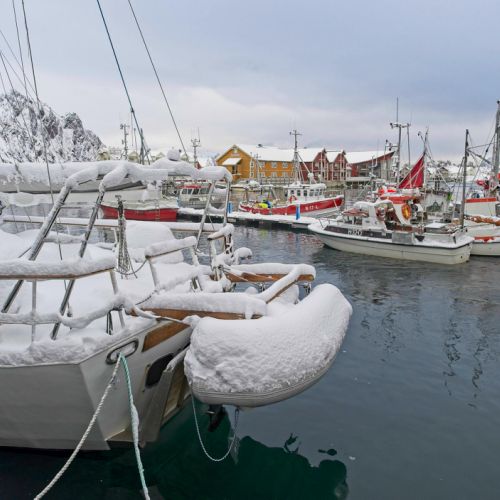 Eingeschneiter Hafen ohne Licht