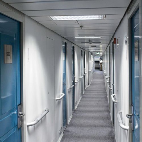 Blick in den Gang mit den Kabinentüren