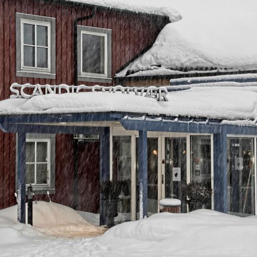 Das Hotel empfängt uns mit leichtem Schneefall