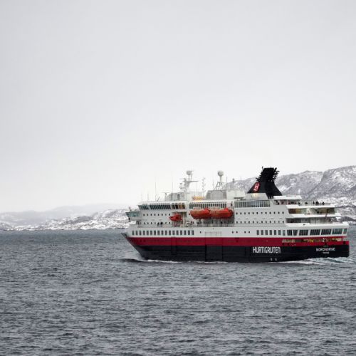Gegenverkehr: Die Nordnorge, mit der wir von Tromsø nach Harstad gefahren sind, schon wieder auf dem Weg Richtung Norden.