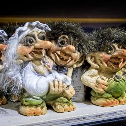 Trolle im Souvenirladen (Achtung, das ist kein Selfie)